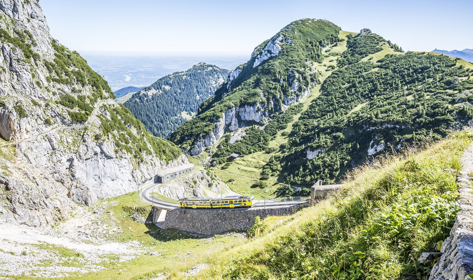 Die Wendelstein-Zahnradbahn kurz vor Ankunft am Bergbahnhof, © Chiemgau Tourismus e.V. / Thomas Kujat Die Wendelstein-Zahnradbahn kurz vor Ankunft am Bergbahnhof, © Chiemgau Tourismus e.V. / Thomas Kujat