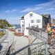 Das Wendelsteinhaus und die sonnige Bergterrasse mit Blick nach Westen, © Thomas Kujat Das Wendelsteinhaus und die sonnige Bergterrasse mit Blick nach Westen, © Thomas Kujat