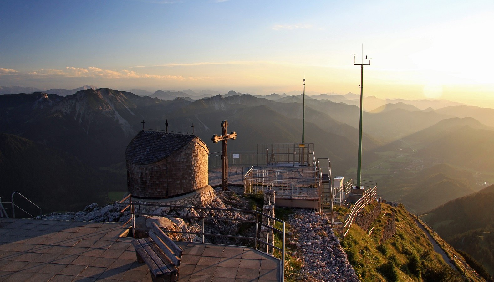 Wendelsteingipfel mit Wendelinkapelle und Gipfelkreuz im Sonnenuntergang, © Claudia Hinz Wendelsteingipfel mit Wendelinkapelle und Gipfelkreuz im Sonnenuntergang, © Claudia Hinz