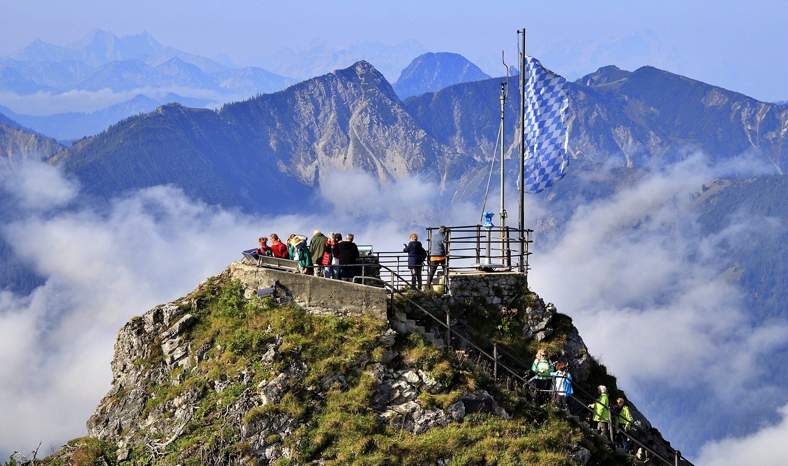 Aussichtspunkt Gacher Blick am Wendelstein mit Bayernflagge, © C. Hinz Aussichtspunkt Gacher Blick am Wendelstein mit Bayernflagge, © C. Hinz