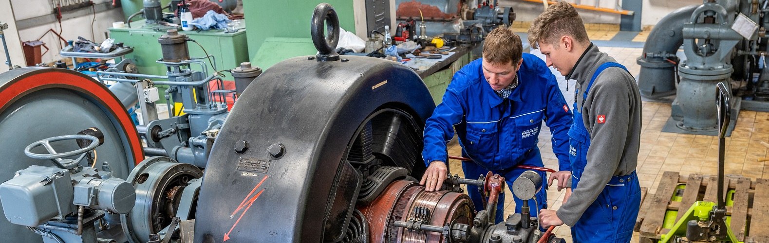Ausbildung bei der Wendelsteinbahn. Meister mit Azubi im Wasserkraftwerk, © P. Hofmann