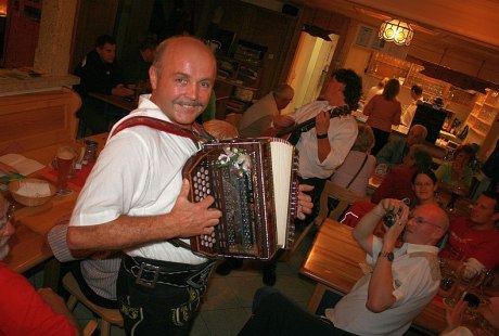 Musikanten sorgen bei der H&uuml;ttengaudi auf der Mitteralm f&uuml;r Stimmung, &copy; Claudia Hinz