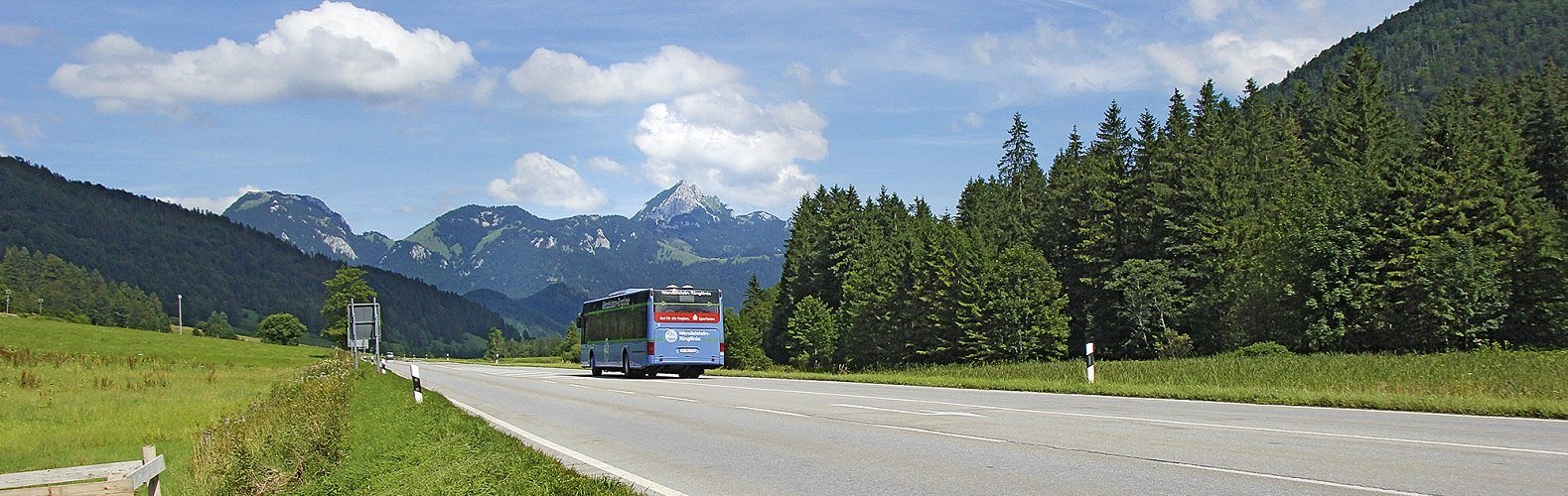 Die Busse der Wendelstein-Ringlinie verbinden die beiden Talstationen der Wendelsteinbahn in Brannenburg und Bayrischzell, © Peter Zangerl, Typomedia