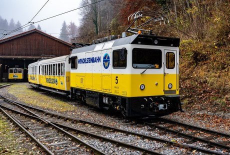 Die alten Personenwagen aus dem Jahr 1912, gezogen von der neuen Lok 5 ergibt zusammen den Nostalgie-Express, © Peter Hofmann