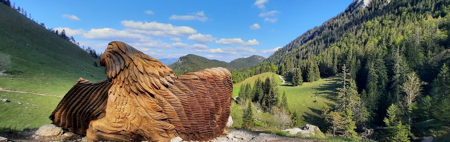 Die Adlerbank an der Mailalm am K&uuml;nstlerweg von Brannenburg auf den Wendelstein, &copy; M. Kleemann