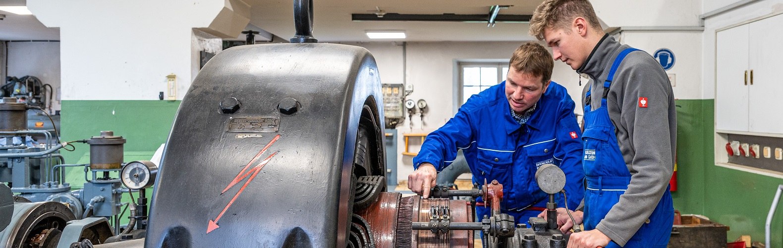 Meister mit Azubi im Kraftwerk der Wendelsteinbahn, &copy; P. Hofmann