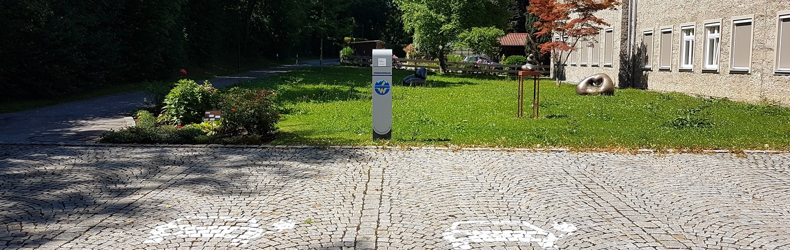 Lades&auml;ule f&uuml;r Elektrofahrzeuge am Gemeindeamt Brannenburg, &copy; Markus Huber