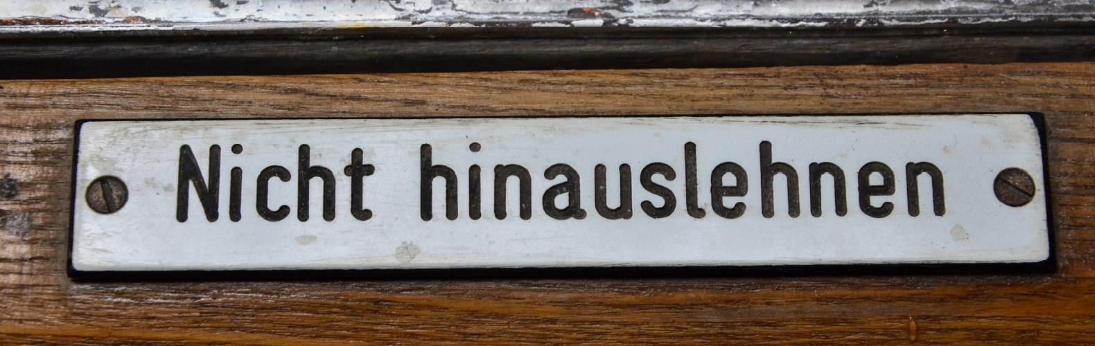 Nicht hinauslehnen - Schild in der Nostalgie-Garnitur der Wendelstein-Zahnradbahn, &copy; Peter Hofmann