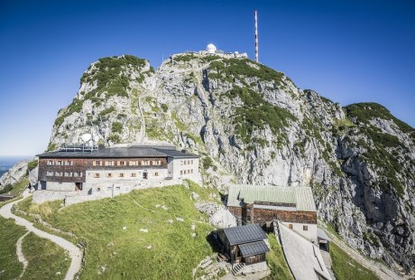 Der Wendelsteingipfel mit BR-Sendeanlage, Sternwarte, ehem. Berghotel und Bergwachth&uuml;tte, &copy; Chiemgau Tourismus e.V., Thomas Kujat