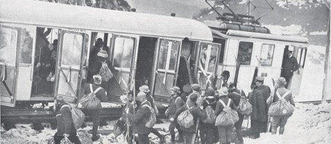 Skifahrer im Jahr 1912 an einer provisorischen Haltestelle der Wendelsteinbahn, &copy; Archiv der Wendelsteinbahn GmbH