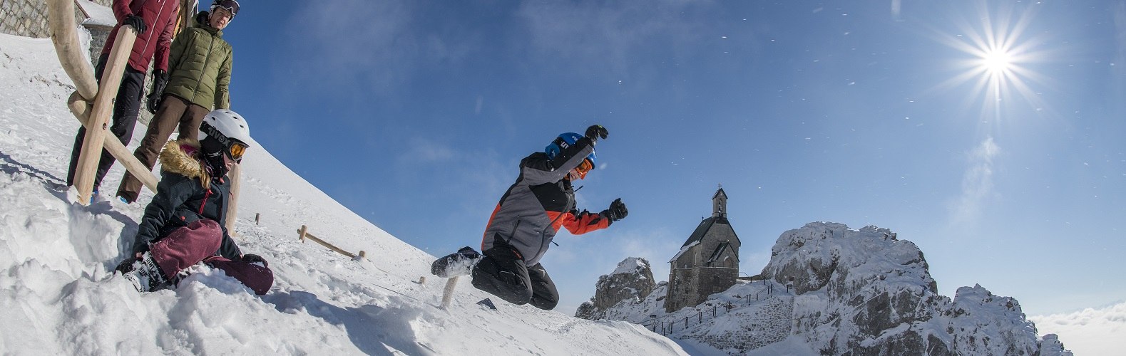 Familienausflug auf den Wendelstein im Winter, im Hintergrund das Wendelsteinkircherl, &copy; Chiemgau Tourismus e.V. / Michael Namberger
