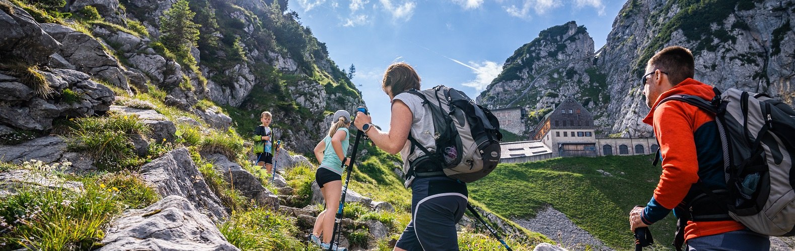Wanderer auf dem Weg zum Bergbahnhof der Zahnradbahn, &copy; A. Mittermeier