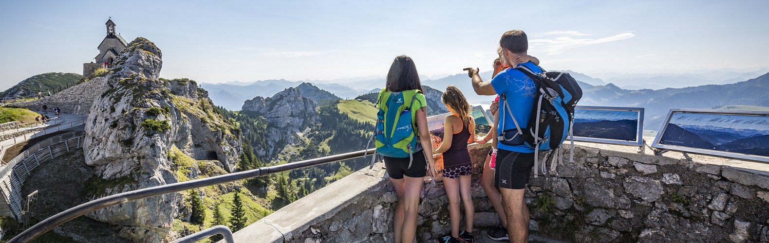 Blick von der Aussichtsplattform Gacher Blick zur Wendelsteinkirche und Richtung Osten, &copy; Thomas Kujat