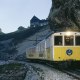 Die 100 Jahre alte Nostalgiegarnitur der Wendelstein-Zahnradbahn auf dem Weg zum Bergbahnhof, &copy; H. von Rochow