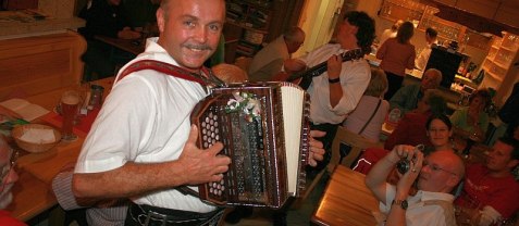 Musikanten sorgen bei der H&uuml;ttengaudi auf der Mitteralm f&uuml;r Stimmung, &copy; Claudia Hinz