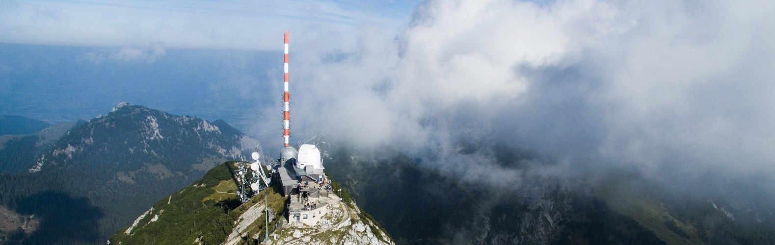 Drohnenflugaufnahme vom Wendelsteingipfel mit BR Sendemast und Sternwarte, &copy; Alpenregion Tegernsee-Schliersee e.V.