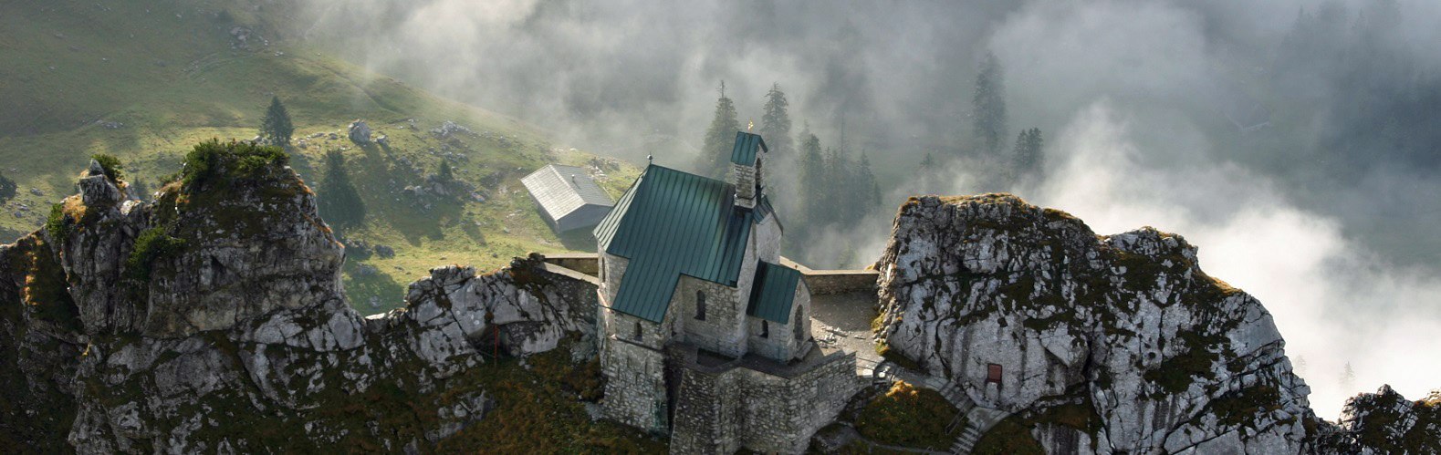 Nebelschwaden am Wendelstein mit Deutschlands höchst gelegener Kirche, © Carolin Baumann