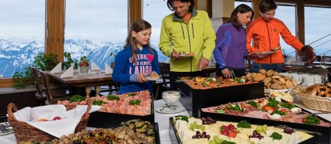 Sonntagsbrunch-Buffet im Panoramarestaurant des Wendelsteinhauses, &copy; G&uuml;nter Schiffmann