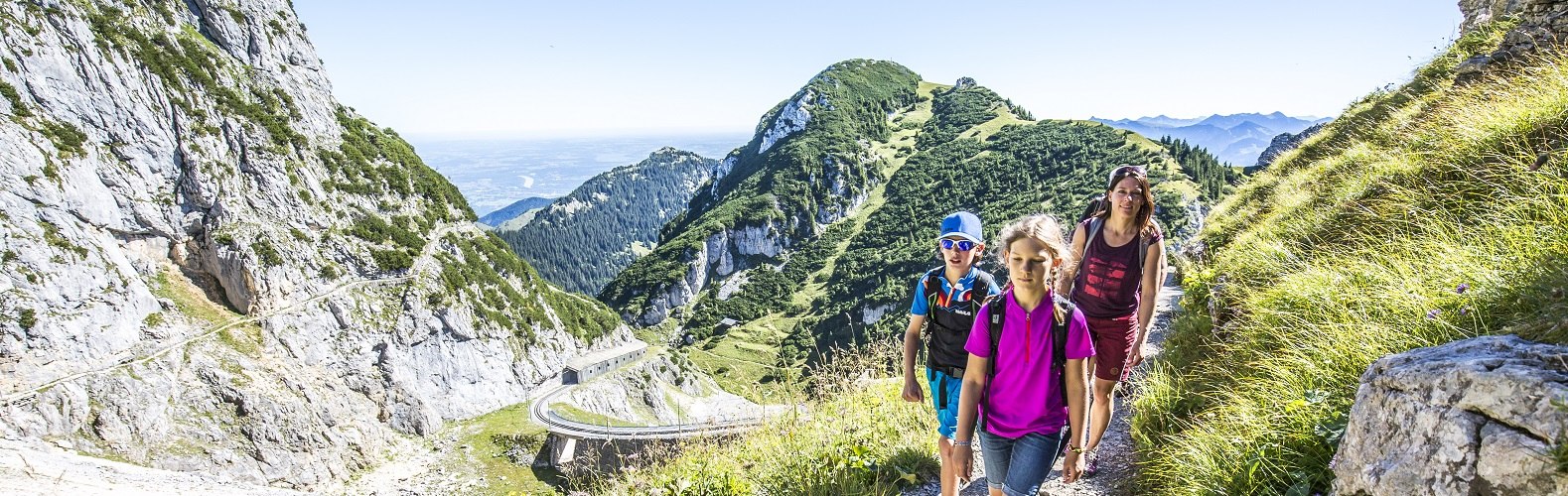 Wanderer kurz vor Ankunft am Bergbahnhof der Wendelstein-Zahnradbahn, &copy; Thomas Kujat, Chiemgau Tourismus e.V.