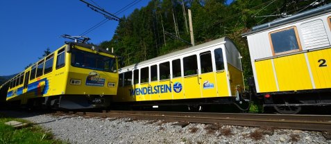 Moderner Doppeltriebwagen und Nostalgiegarnitur der Wendelsteinbahn, &copy; Peter Hofmann