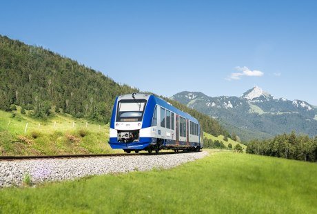 Die Bayerische Regiobahn auf der Strecke München - Bayrischzell, im Hintergrund der markante Wendelstein, © Dietmar Dengler