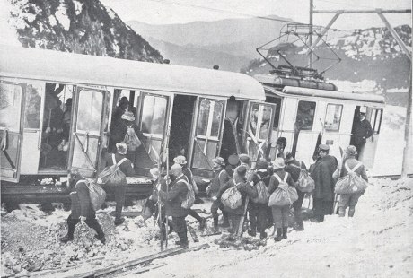 Skifahrer im Jahr 1912 an einer provisorischen Haltestelle der Wendelsteinbahn, © Archiv der Wendelsteinbahn GmbH