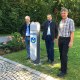 Ladestation f&uuml;r E-Autos am Gemeindeamt in Brannenburg, v.l. B&uuml;rgermeister Matthias Jokisch, Gesch&auml;ftsf&uuml;hrer der Wendelsteinbahn GmbH Florian Vogt und Leiter Netzbetrieb der Wendelsteinbahn Bernhard Pichler