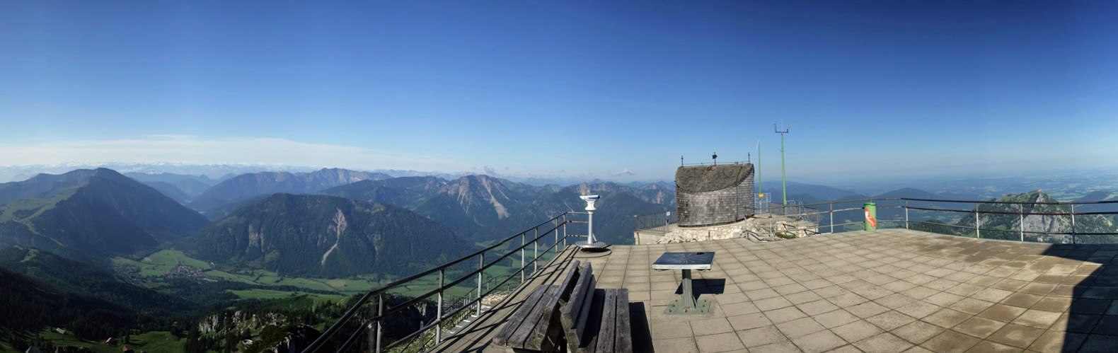 Wendelsteingipfel mit Aussichtsplattform und Wendelinkapelle, &copy; Claudia Hinz