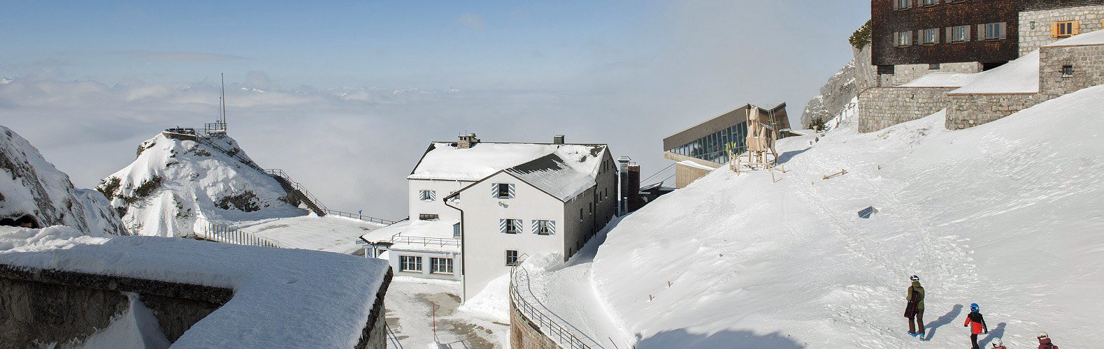 Bergstation Wendelstein im Winter mit Wendelsteinhaus und Aussichtskanzel Gacher Blick, © Chiemgau Tourismus e.V. / Michael Namberger