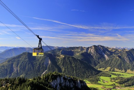 Die Wendelstein-Seilbahn mit Blick zur Talstation in Osterhofen, &copy; Claudia Hinz