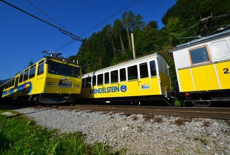 Moderner Doppeltriebwagen und Nostalgiegarnitur der Wendelsteinbahn, © Peter Hofmann