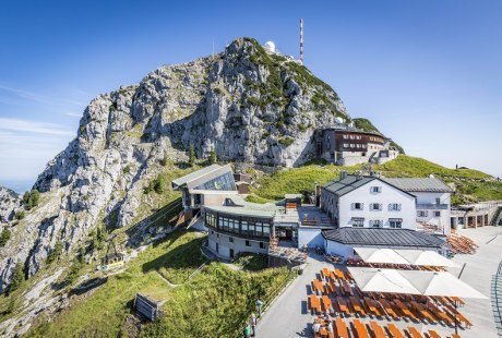 Das Wendelsteinhaus auf 1.724 m mit Bergterrasse und Seilbahn Bergstation, © Thomas Kujat