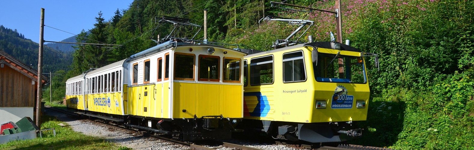 Nostalgiebahn und moderner Doppeltriebwagen der Wendelstein-Zahnradbahn auf der Strecke zwischen Talbahnhof und Wagenhalle, &copy; Peter Hofmann