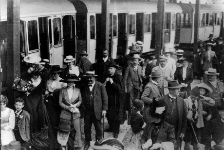 G&auml;ste bei der offiziellen Inbetriebnahme der Wendelstein-Zahnradbahn im Jahr 1912, &copy; Archiv der Wendelsteinbahn GmbH