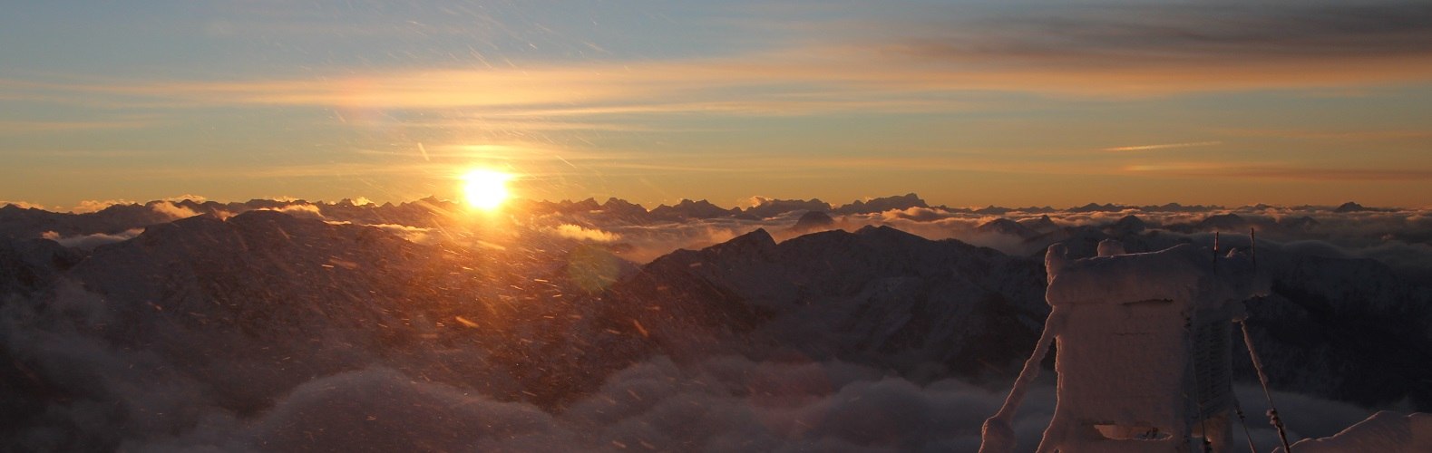 Schneesturm am Wendelsteingipfel mit Blick zur Zugspitze, &copy; Claudia Hinz