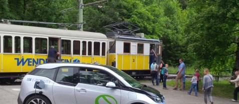 E-Auto am Talbahnhof der Wendelsteinbahn, &copy; Archiv der Wendelsteinbahn GmbH