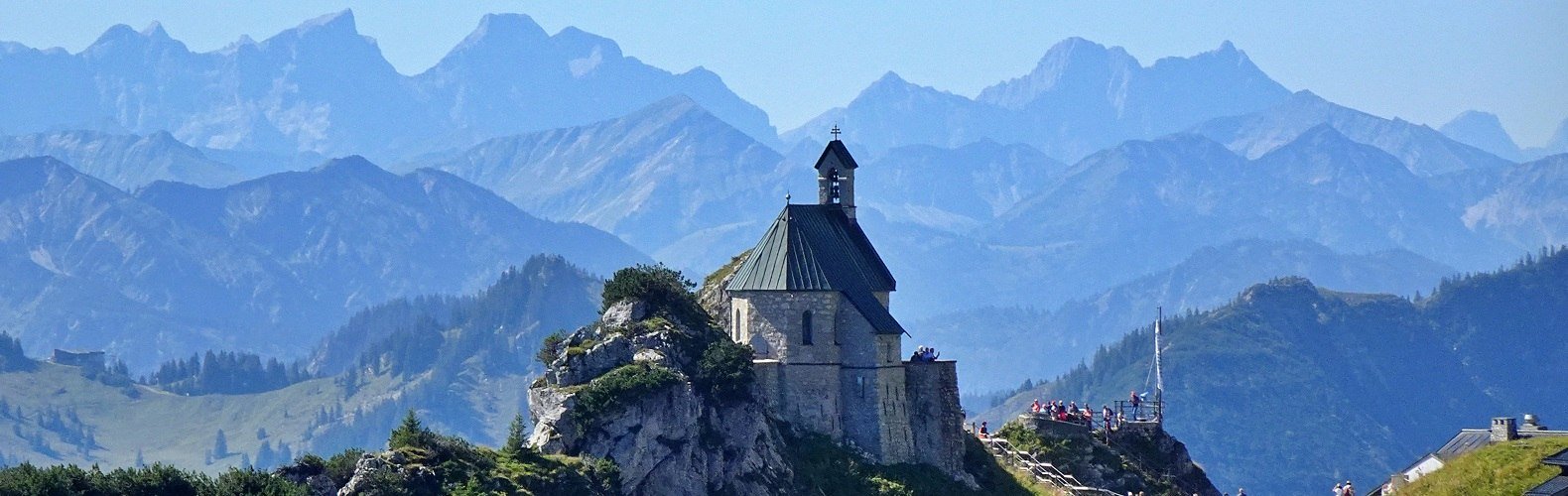 Kirche am Wendelstein, fotografiert vom benachbarten Soingipfel, &copy; Claudia Hinz