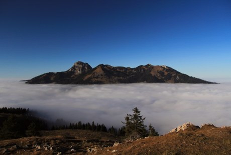 Inversionswetterlage: Blick vom Sudelfeld auf den Wendelstein, der mit 1.838 m aus dem Nebelmeer emporragt, © Claudia Hinz