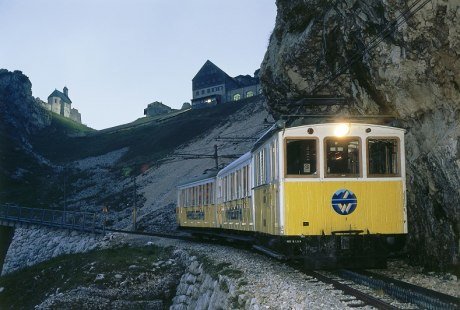 Die 100 Jahre alte Nostalgiegarnitur der Wendelstein-Zahnradbahn auf dem Weg zum Bergbahnhof, &copy; H. von Rochow