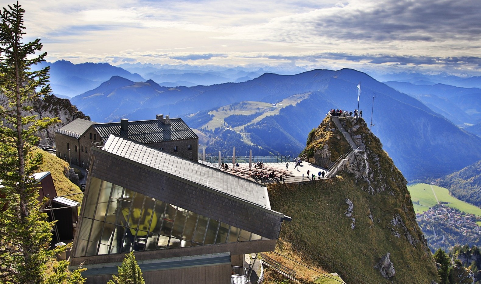 Wendelstein-Bergstation mit Wendelsteinhaus und Aussichtsterrasse im Herbst, &copy; C. Hinz