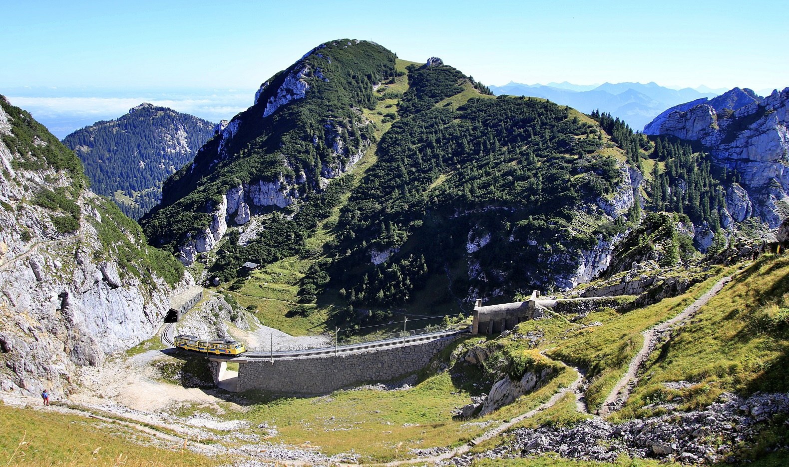 Die Wendelstein-Zahnradbahn im Bereich Wendelsteiner Kessel, im Hintergrund der Soingipfel, &copy; Claudia Hinz