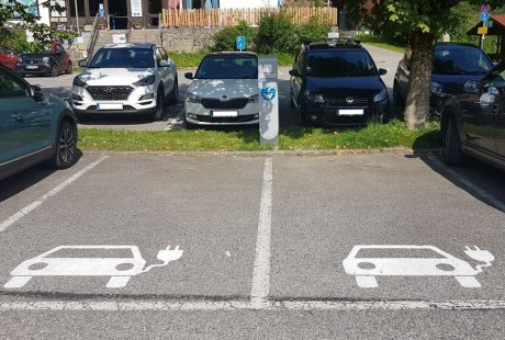 Lades&auml;ule f&uuml;r E-Autos am Talbahnhof der Wendelstein-Zahnradbahn, &copy; Markus Huber