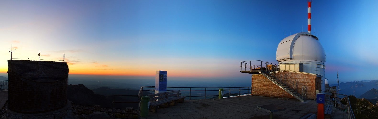 Abends am Wendelsteingipfel mit Observatorium und Wendelinkapelle, © Claudia Hinz