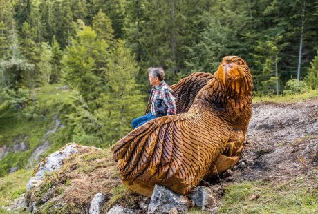 Die sog. Vogelschutzbank an der Mailalm. K&uuml;nstler: Christian Staber, &copy; A. Mittermeier
