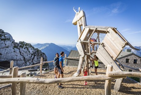 Kletterskulptur Trojanische Gams am Spielgel&auml;nde auf dem Wendelstein, &copy; Thomas Kujat