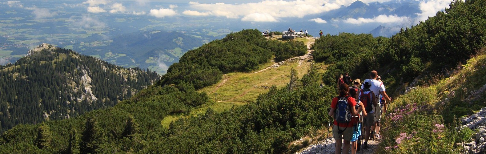 Wanderer am Panoramaweg im Bereich des sog. Ostgipfels am Wendelstein, © Claudia Hinz
