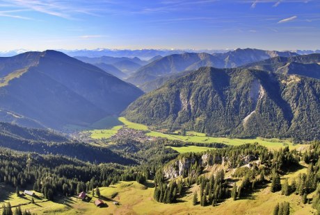 Blick auf die Wendelsteiner Almen und Bayrischzell, &copy; Claudia Hinz