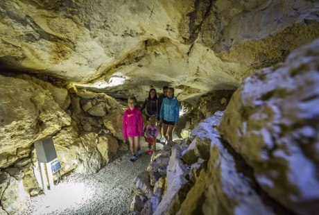 Ein Erlebnis f&uuml;r die ganze Familie: Deutschlands h&ouml;chstgelegene Schauh&ouml;hle am Wendelstein, &copy; Thomas Kujat