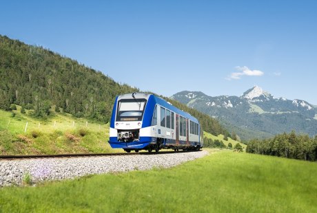 Die Bayerische Regiobahn auf der Strecke M&uuml;nchen - Bayrischzell, im Hintergrund der markante Wendelstein, &copy; Dietmar Dengler
