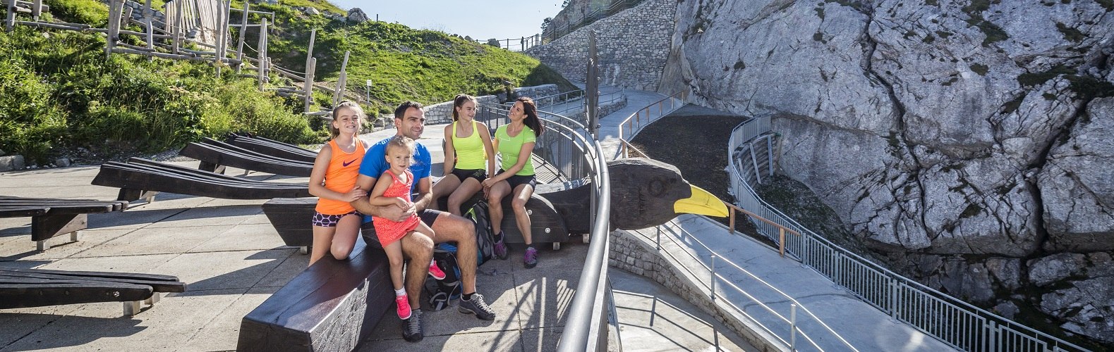 Toller Rast- und Brotzeitplatz f&uuml;r Familien: Die Sitzgruppe Dohle am Wendelstein, &copy; Thomas Kujat